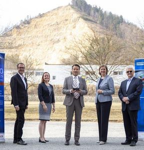 Überreichung des Innovationspreises des Landes Steiermark in Leoben, Bild: MCL v.l.n.r.: Christoph Ludwig (SFG), Gisele Amancio (MCL), Anton Köck (MCL), Landesrätin Barbara Eibinger-Miedl, Reinhold Ebner (MCL).