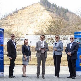 Presentation of the Innovation Award of the Province of Styria in Leoben, Image: MCL f.l.t.r.: Christoph Ludwig (SFG), Gisele Amancio (MCL), Anton Köck (MCL), Landesrätin Barbara Eibinger-Miedl, Reinhold Ebner (MCL).