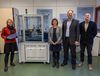 Von links nach rechts: Dr. Elke Kraker (Bereichsleiterin Microelectronics, MCL), Dr. Tatjana Djuric-Rissner (Application Manager, PVA TePla), Dr. Werner Ecker (Geschäftsführer, MCL) und Dr. Roland Brunner (Gruppenleiter Material and Damage Analytics, MCL) vor dem SAM 302 HD2.