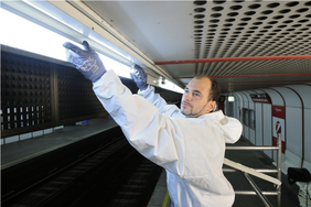 Sukzessive werden die Leuchtstoffröhren der Stationsbeleuchtungen durch moderne LED-Lampen ersetzt, die durch geringeren Stromverbrauch und lange Lebensdauer eine Ersparnis bewirken. CopyRight: Johannes Zinner