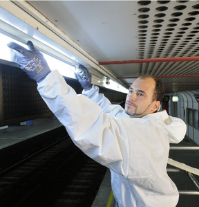 The fluorescent tubes in the station lighting are gradually being replaced by modern LED lamps, which save energy thanks to their lower power consumption and long service life. CopyRight: Johannes Zinner